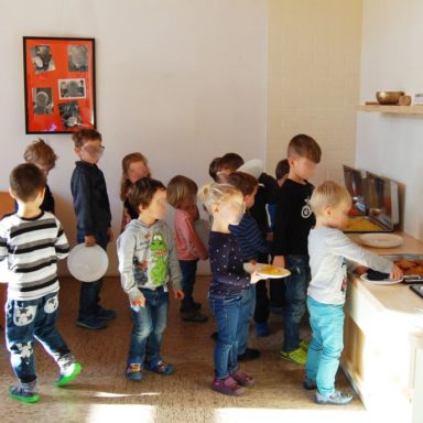 Anstellen_zum_Mittagessen